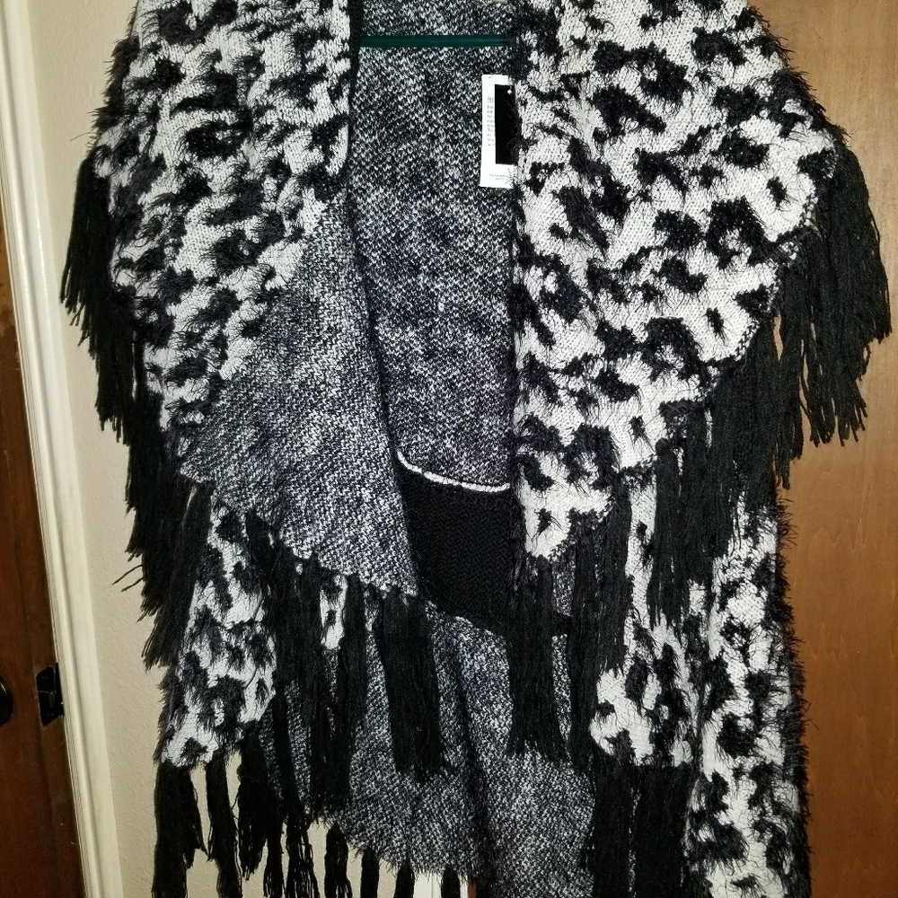 Vest black and white